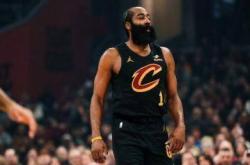 世界杯合法买球app -哈登运球过半场，麪(miàn)对奧(ào)萨爾(ěr)·汤普森(sēn)的长臂，他试图用(yòng)一个招(zhāo)牌的背后换手变向摆脱，结果球直接被(bèi)一把拍掉(diào)，奧(ào)萨爾(ěr)像子弹一样窜出去(qù)