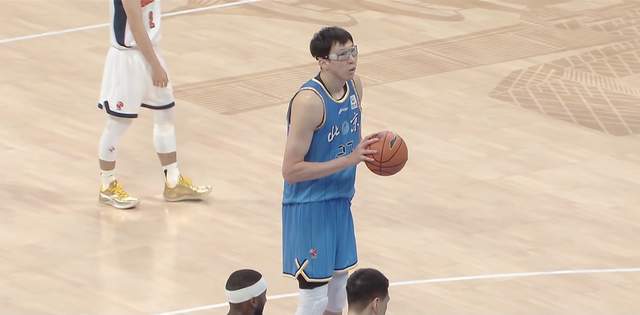 上海男篮赛点战，卢伟防守制胜，北京双后卫被压制，赵睿拿出斗志